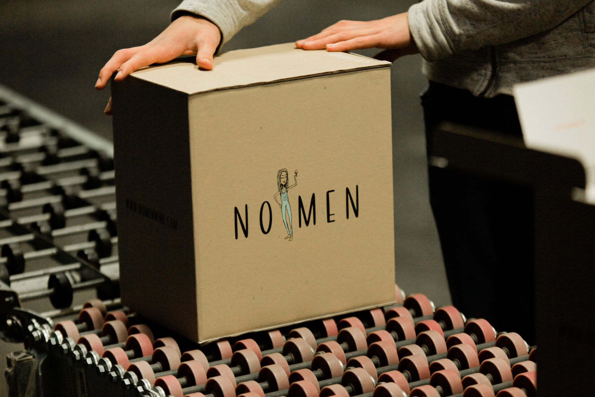Nomen wine bottles fit into a shoe box-sized package for more convenient delivery.